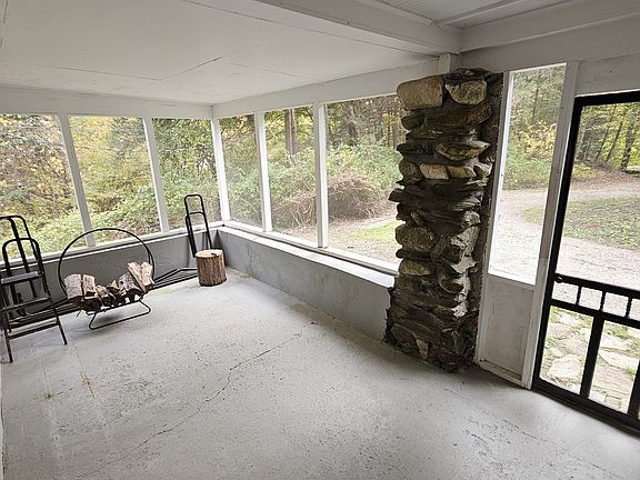 3rd image of 425 Redding Rd