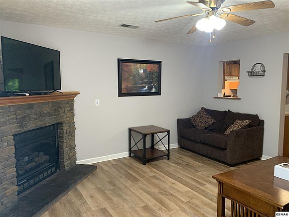 2nd image of 1070 Alpine Dr