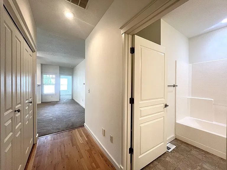 717 W Claire St — Photo 11