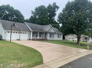 5 Braxton Ln, Thomasville, NC 27360