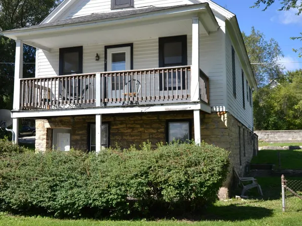 2 bed, 1.0 bath, 888 sqft, $1,195, 801 N Bluff St #2, Joliet, IL 60435