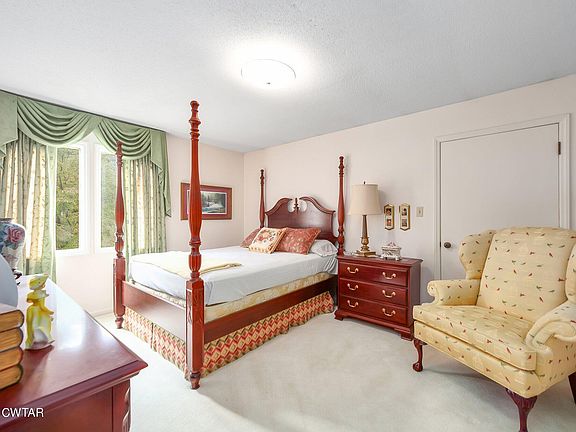 3rd image of 187 Rebecca Ln