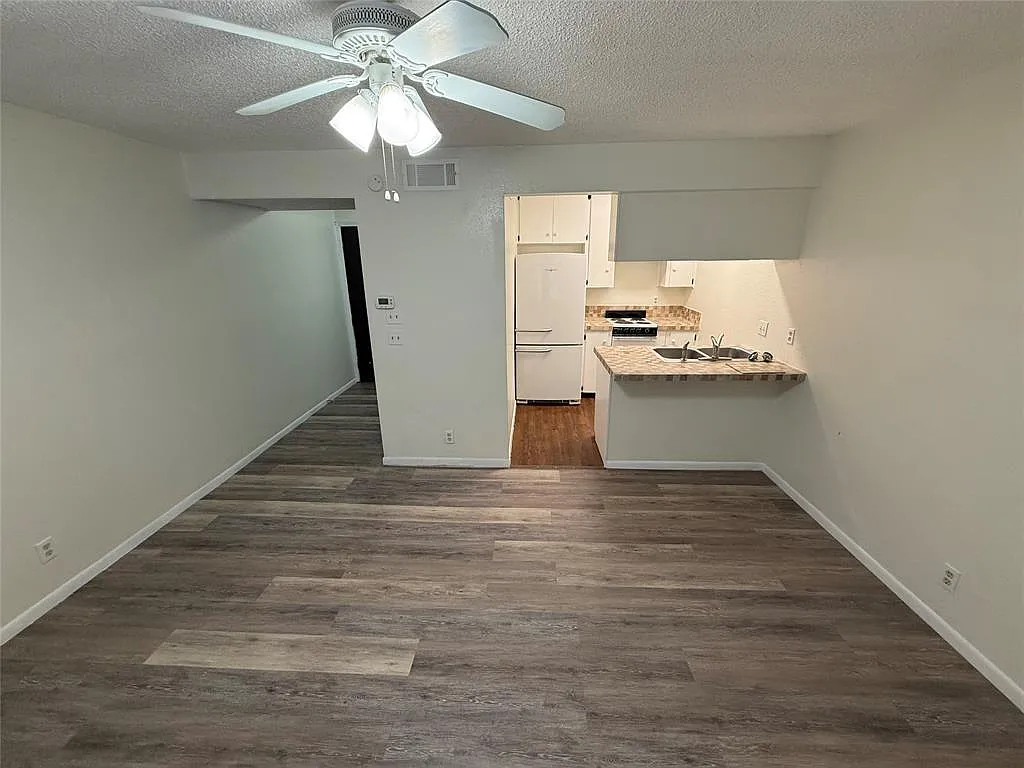Building Photo - 2408 Longview St #104