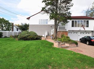 964 Cedarhurst St, Valley Stream, NY 11581