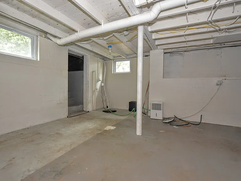 6 Standish Ln — Photo 29