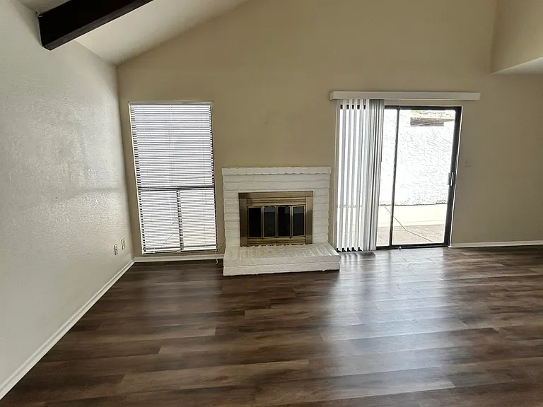 329 E Ambassador Dr — Photo 7