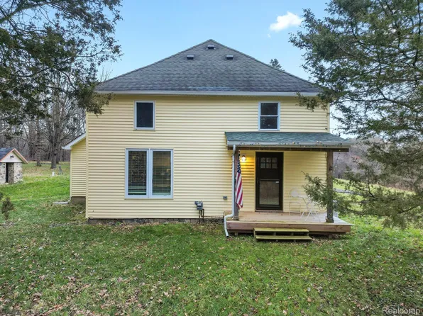 1895 Bird Rd, Ortonville, MI 48462