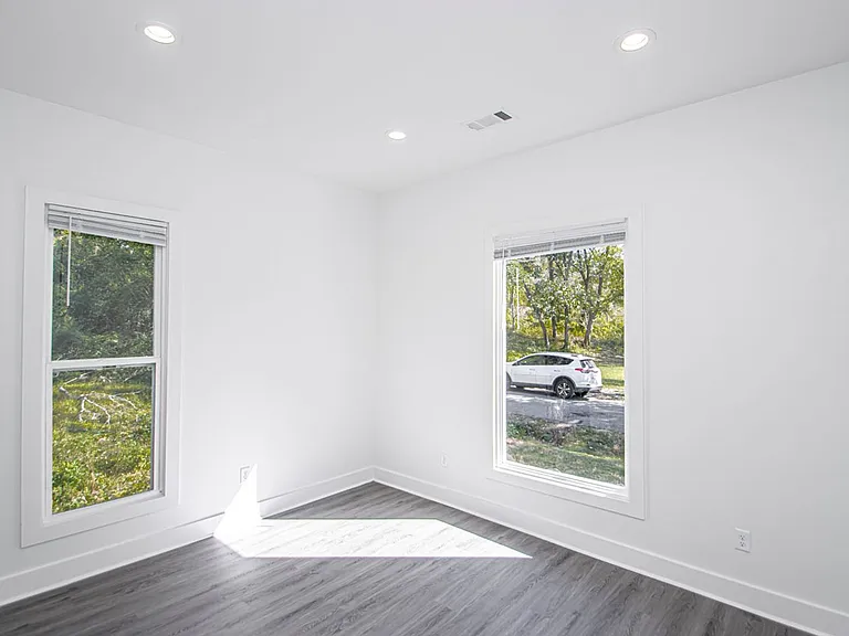 306 S Schiller St — Photo 3
