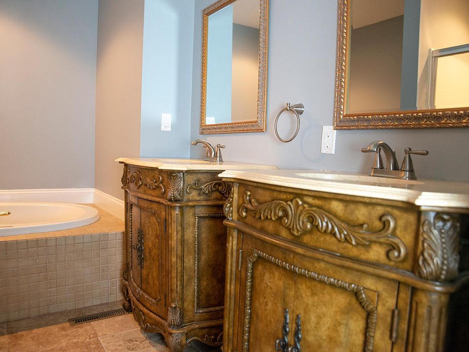 Master Bathroom w/ deep soaking tub and walk-in shower (3rd Level)