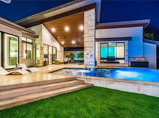 16 Monarch Oaks Ln, The Hills, TX 78738