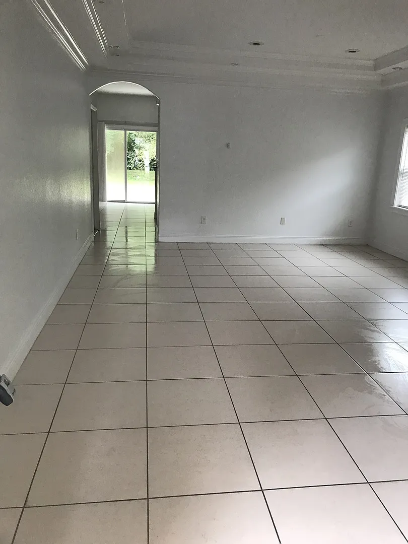 Beautiful 4 bedrooms 2.5 bathrooms Two-Story Single Family Home Located in Brandon FL! — Photo 2