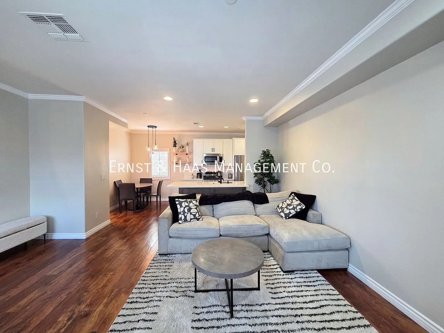 Luxury Tri-Level Townhome in Prime Bixby Knolls 3BR, 2.5BA with 2-Car Garage! Do you like this pe... — Photo 3