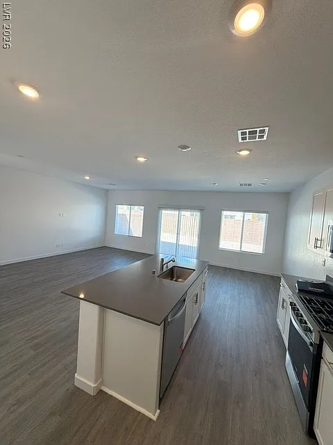 4 bed, 2.5 bath, 1802 sqft, $2,395 — Photo 4