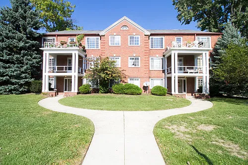 Big Bedrooms and Vaulted Ceiling! Over 1000 Sq Ft in This Top Floor 2BR Apartment with a Park Vie... — Photo 2