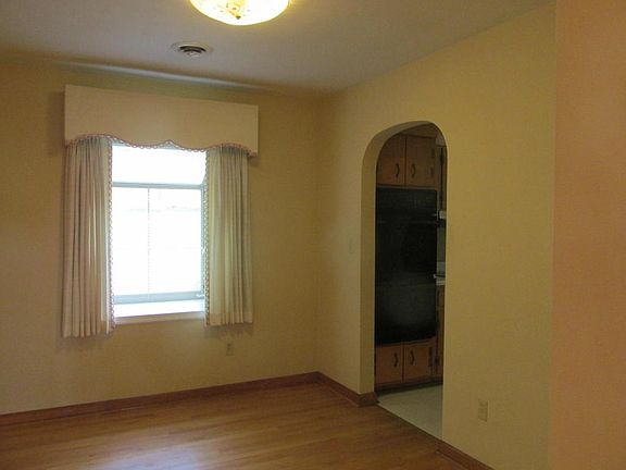 4th image of 520 Briarwood Dr