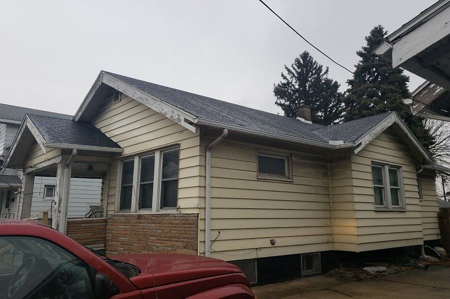 2nd image of 1015 E Manhattan Blvd