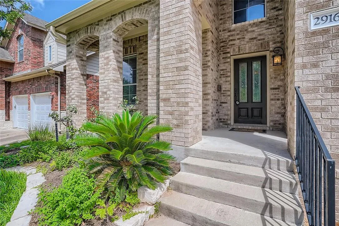 5 bed, 2.5 bath, 2801 sqft, $3,200 — Photo 2
