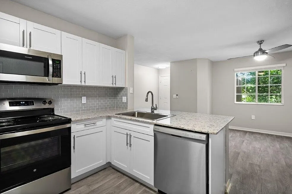 Club Lake Pointe Apartments — Photo 4