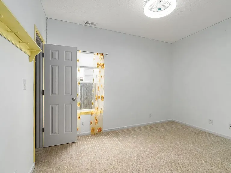 4570 Matthew St — Photo 14