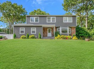 28 Margin Dr W, Shirley, NY 11967