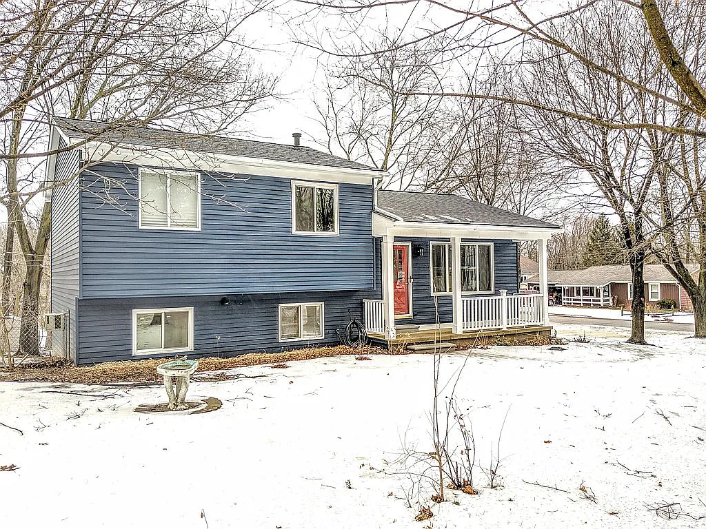 390 Oakland Dr photo 1