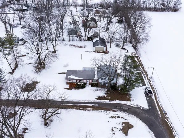 530 Joseph St, Carlyle, IL 62231