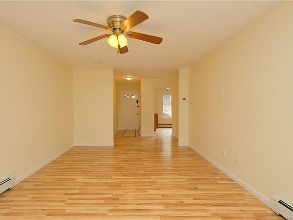 5th image of 46 Coachlight Sq