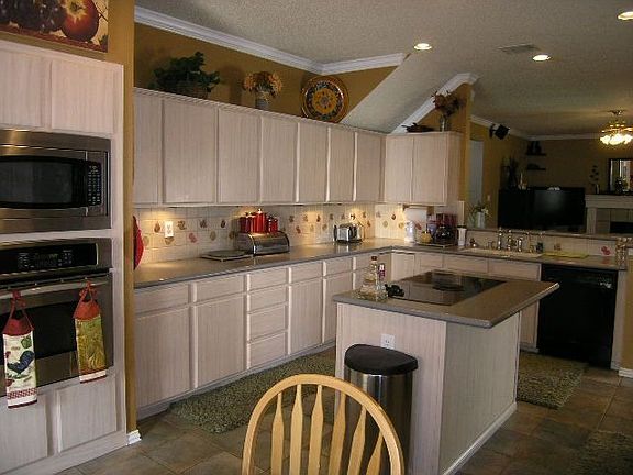 Gourmet kitchen with island