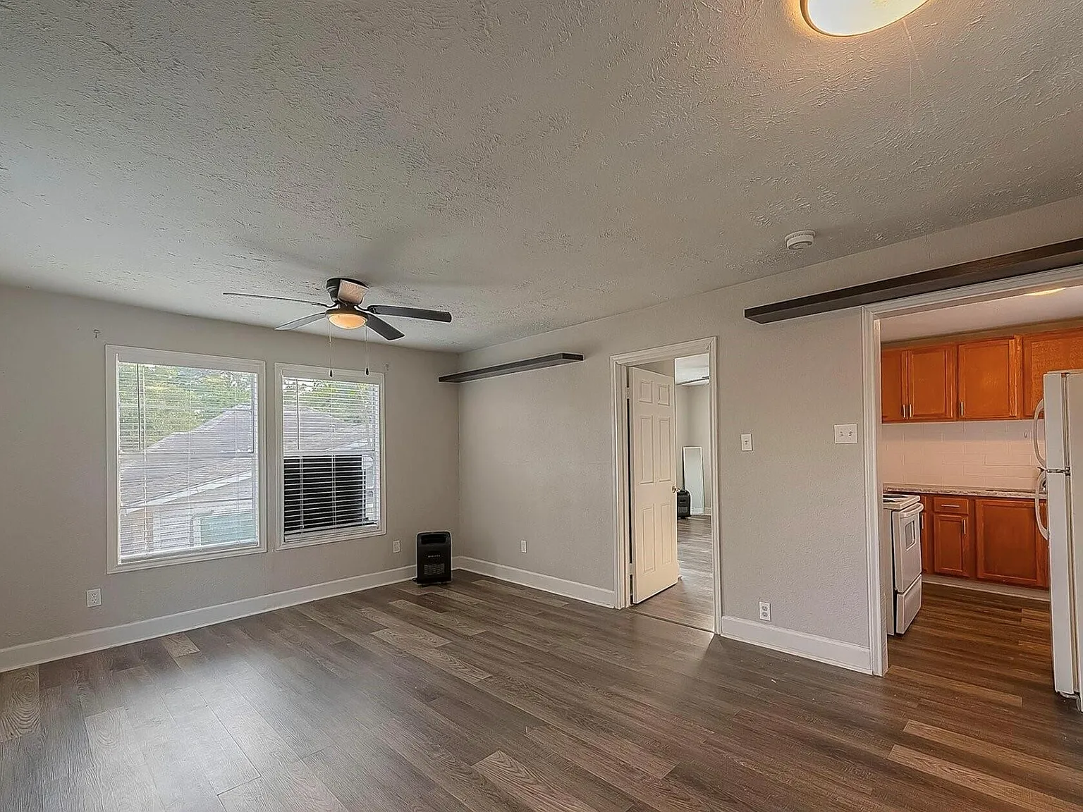 1 bed, 1.0 bath, 1585 sqft, $1,000 — Photo 3