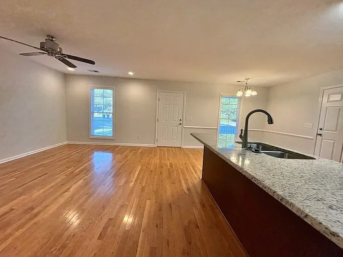 3 bed, 2.0 bath, 1085 sqft, $1,695 — Photo 4