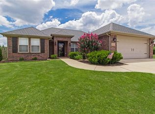 211 Coopers Way, Centerton, AR 72719