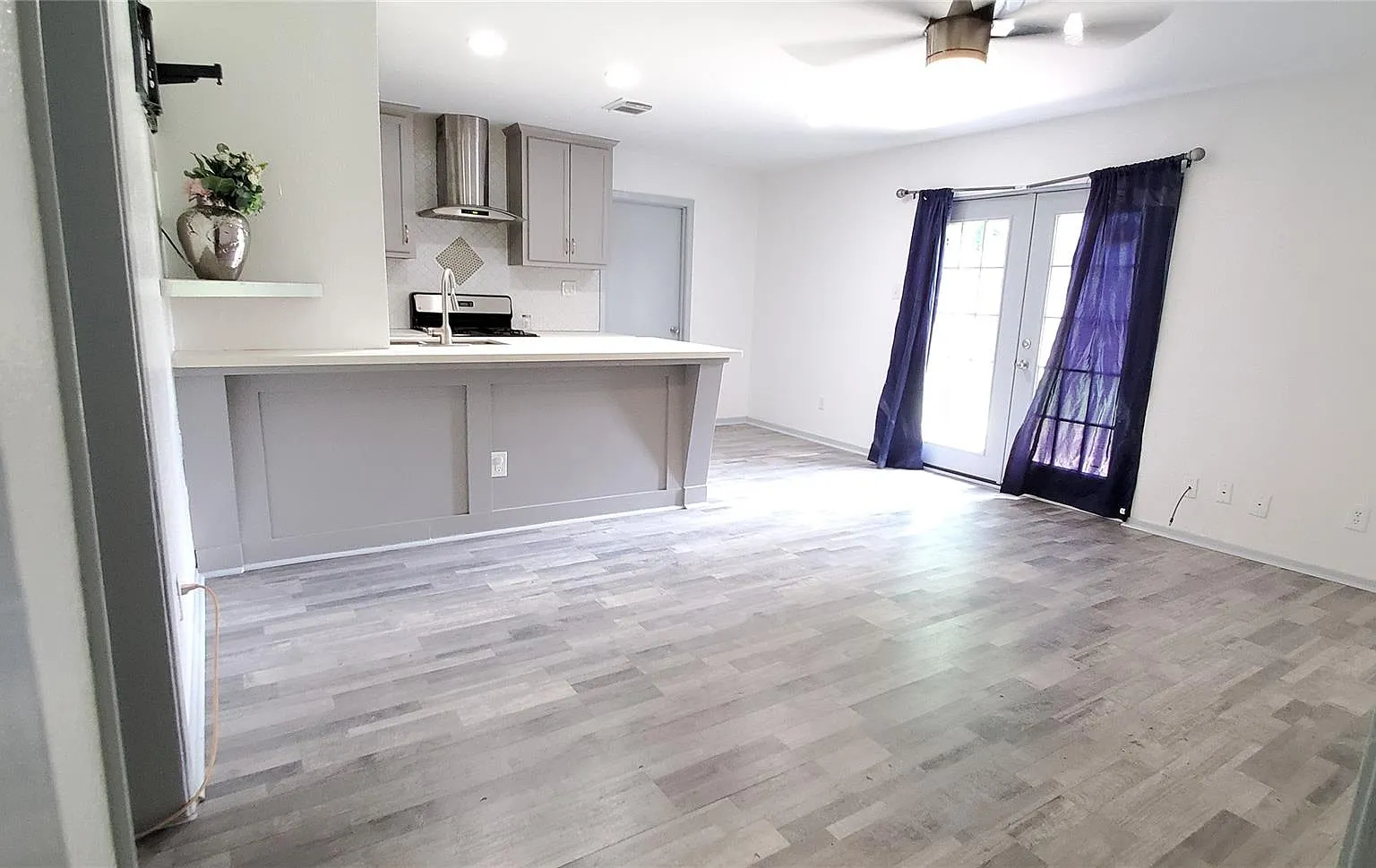 3 bed, 1.5 bath, 1470 sqft, $1,800 — Photo 3