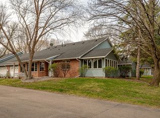 1118 Rose Pl, Roseville, MN 55113
