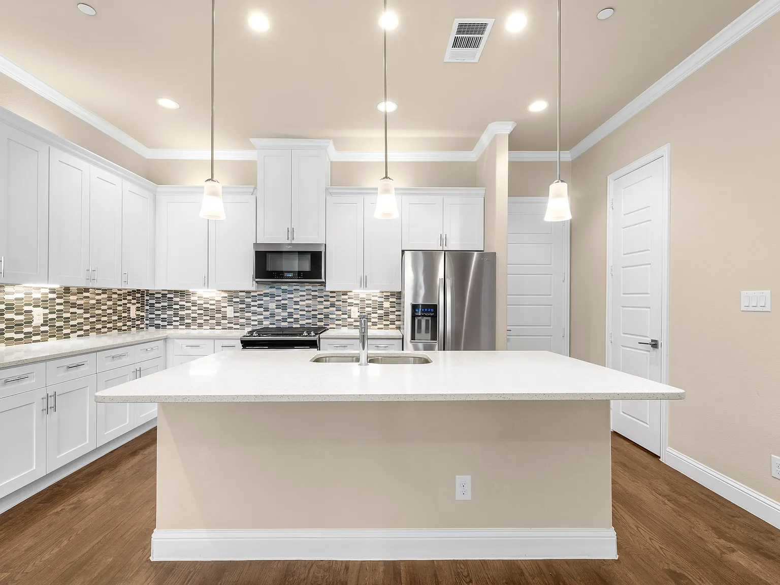 4 bed, 2245 sqft, $3,200 — Photo 3