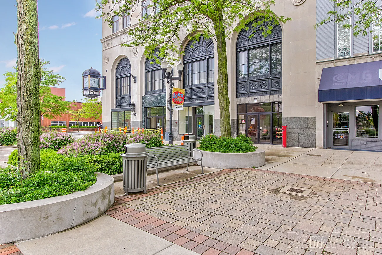 43 Town Square — Photo 3