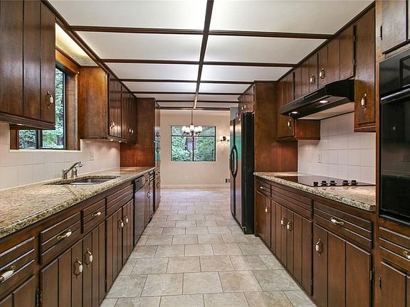 5th image of 716 Somerset Dr