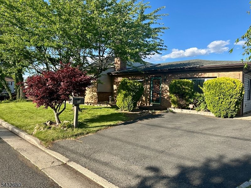 1st image of 11 Demarest Pl