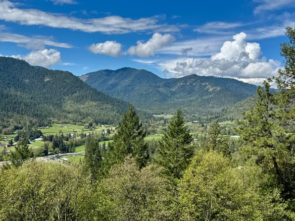901 Manzanita Dr, Rogue River, OR 97537
