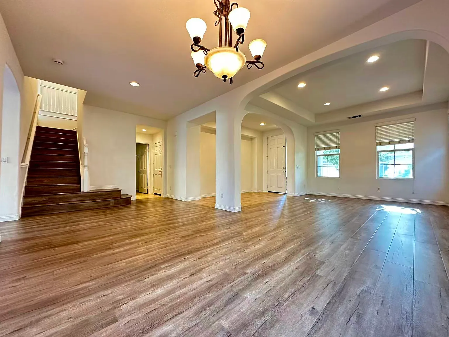 6 bed, 3698 sqft, $4,150 — Photo 3