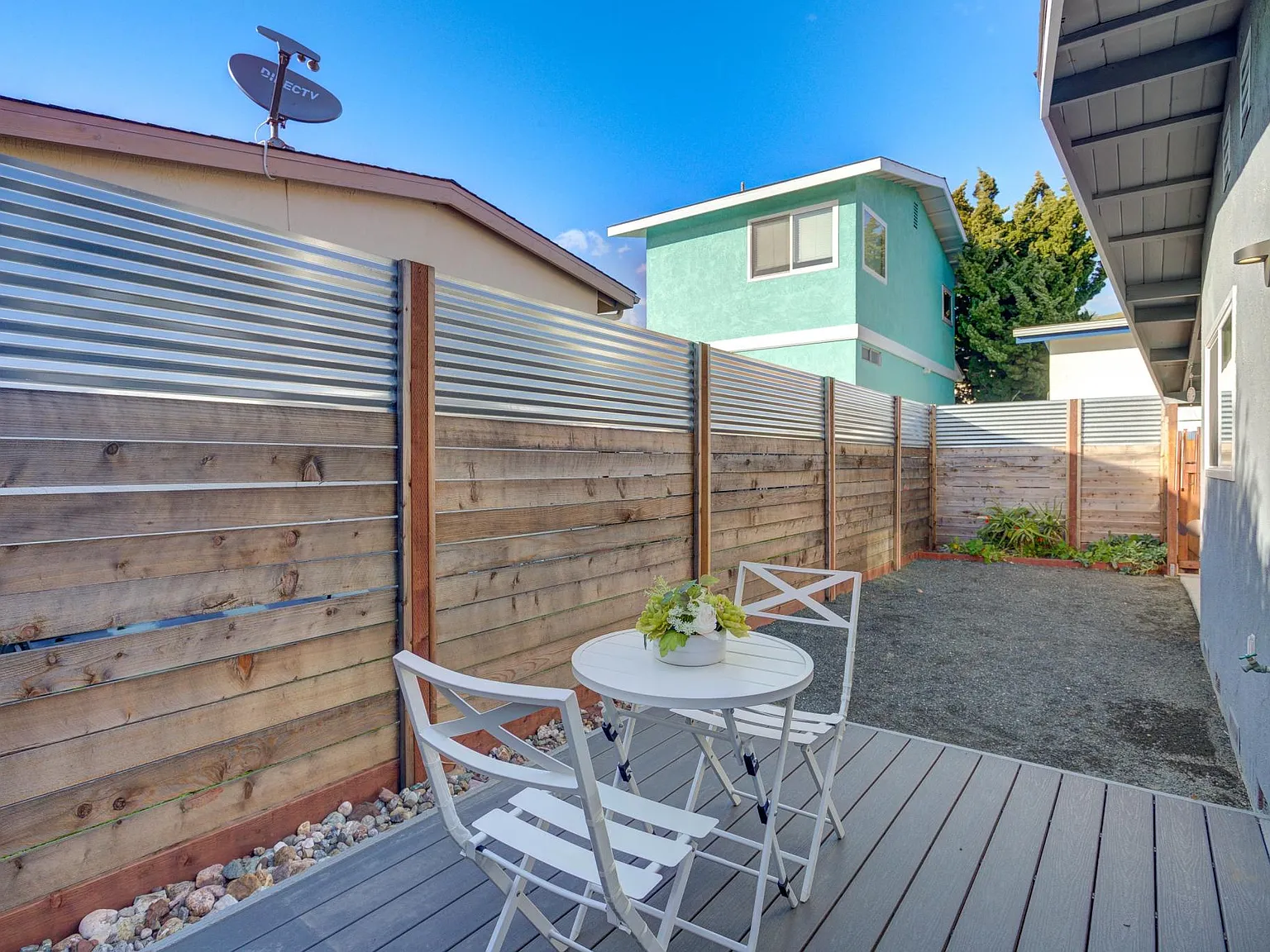 381 Rennell St — Photo 3
