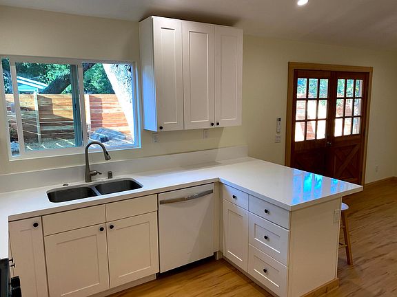 5th image of 749 Fernando Dr