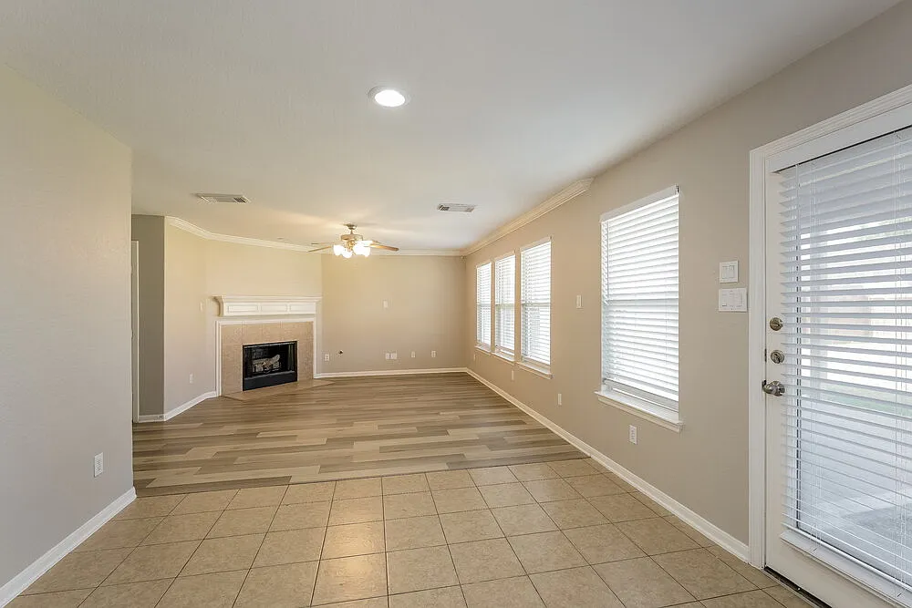 3 bed, 2.5 bath, 1884 sqft, $1,930 — Photo 4