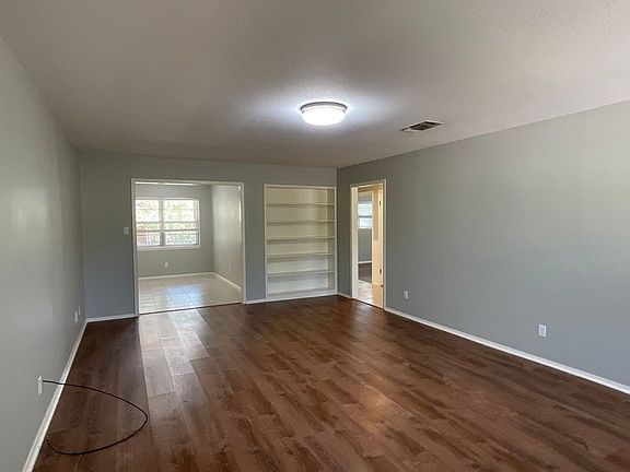 2nd image of 1822 Greenwood Ln