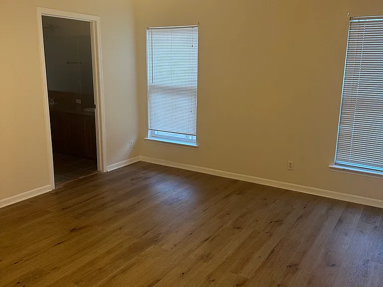 101 Nathan Ln — Photo 11