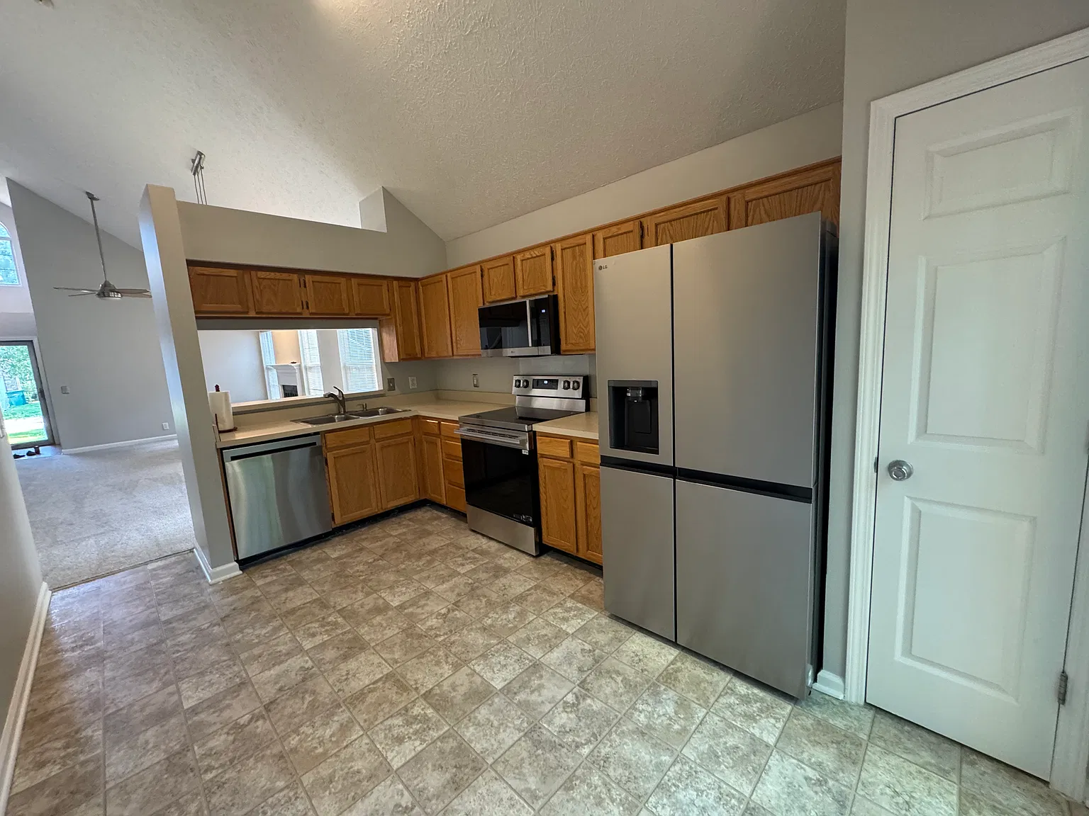 3 bed, 1339 sqft, $2,200 — Photo 3