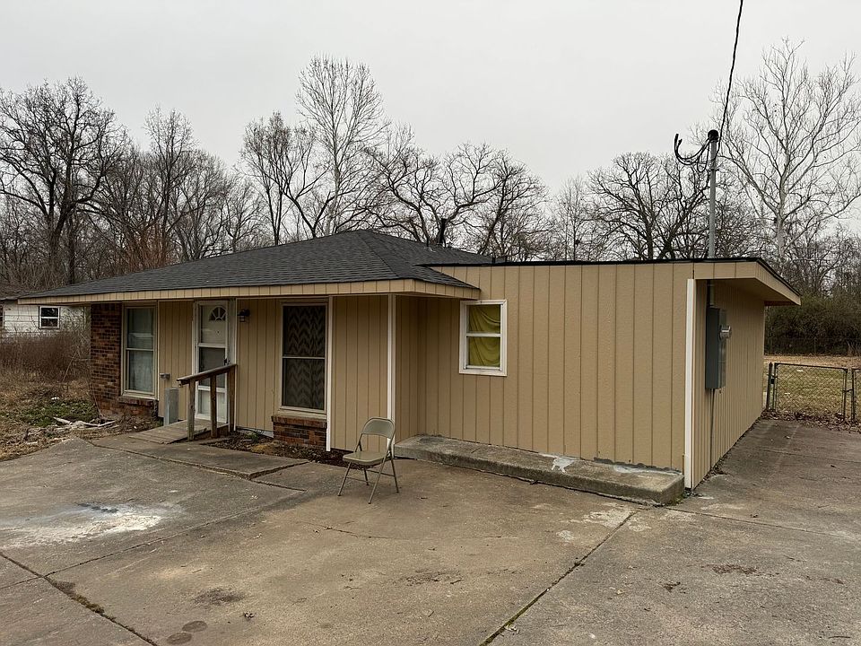 1st image of 304 Mimosa St