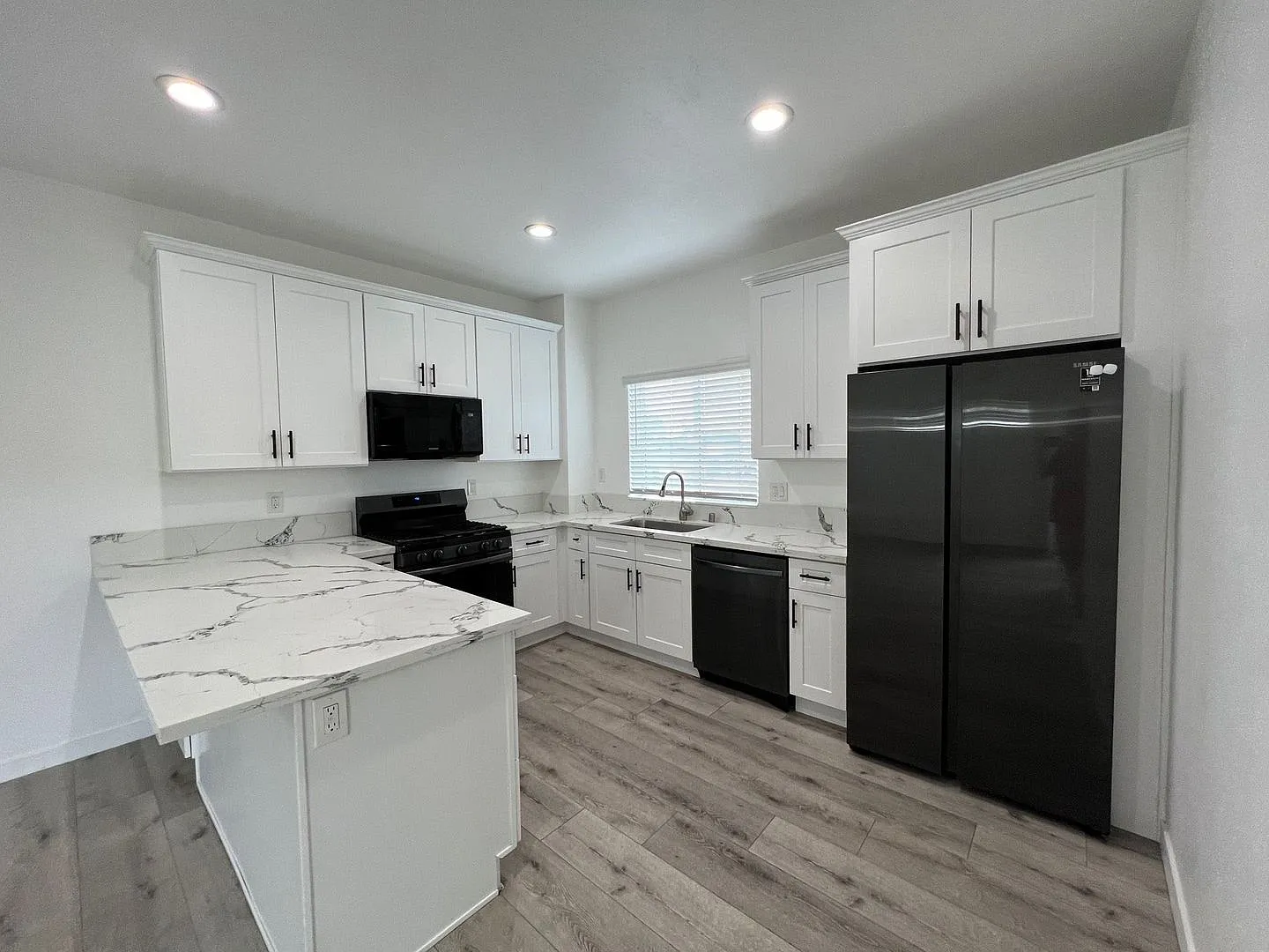 4BD/2BA, Quick Walk to Campus! — Photo 2