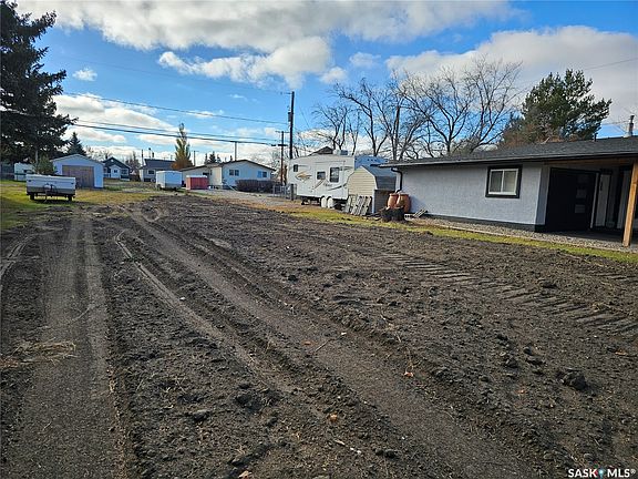 3rd image of 132 6th Avenue E