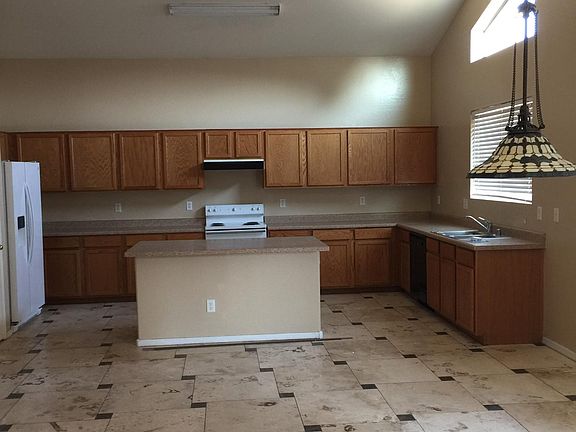 Large Eat-in Kitchen 
