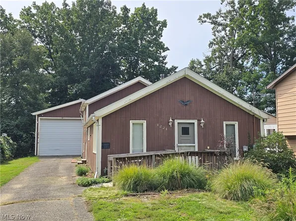 1221 Lake Ave, Aurora, OH 44202